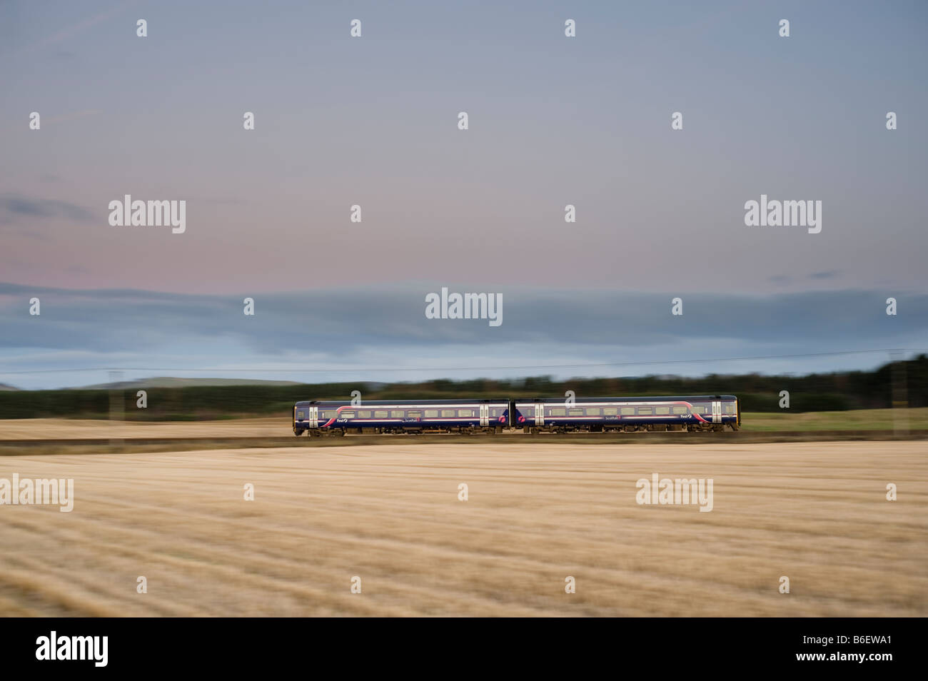 Primo treno Scotrail in Fife campagna Foto Stock