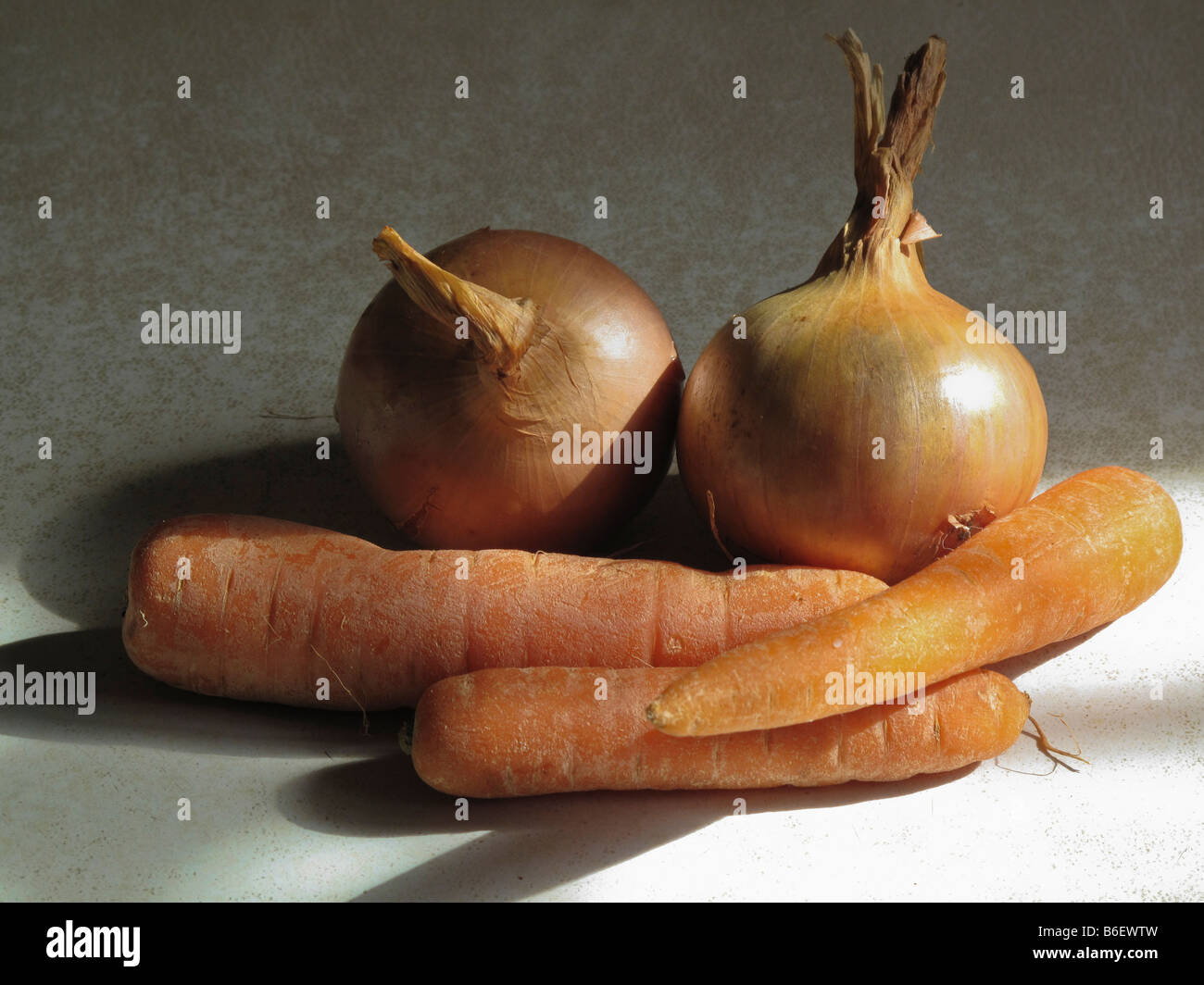 Le cipolle e le carote in cucina Foto Stock