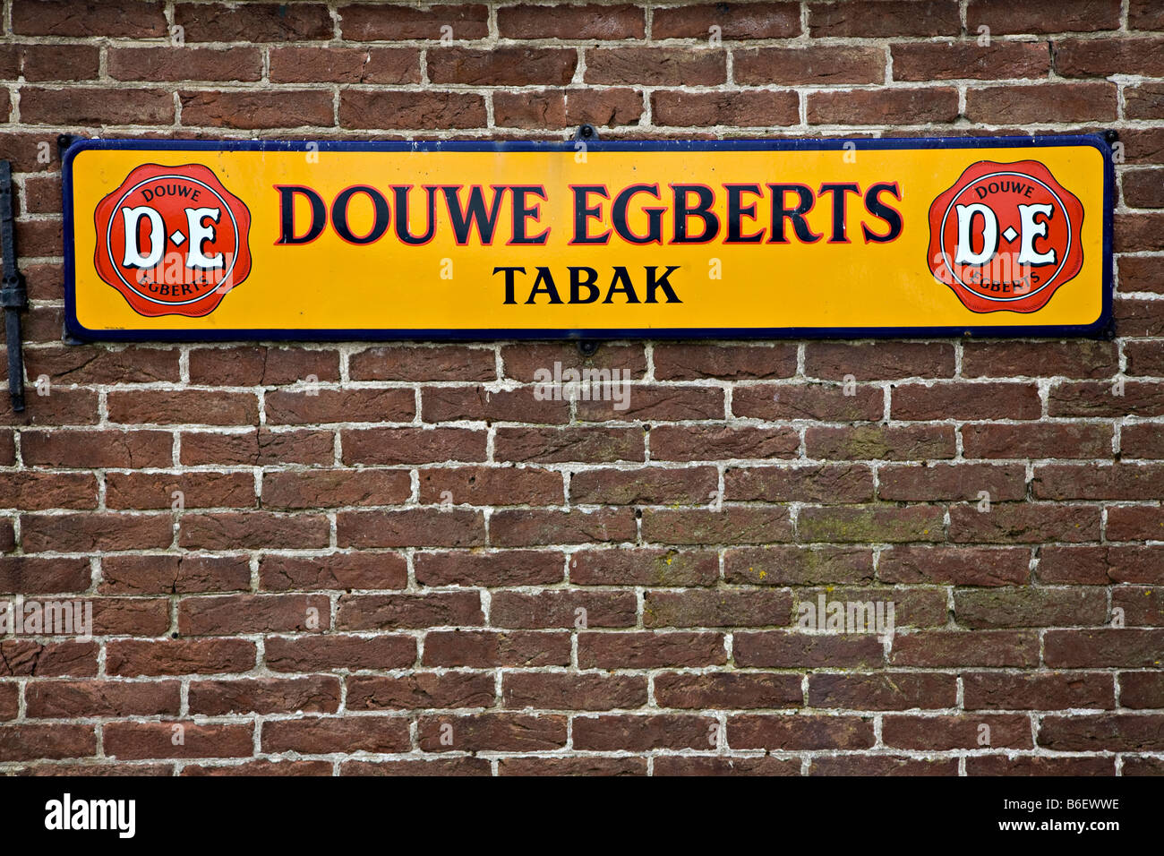 Vecchio Douwe Egberts pubblicità segno su un muro di mattoni Enkhuizen Paesi Bassi Foto Stock