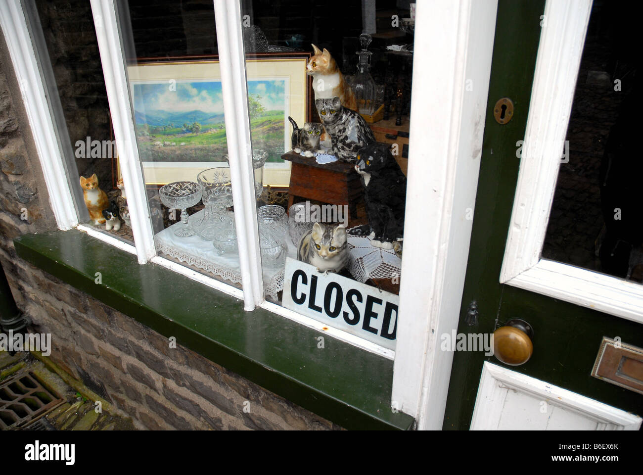 Negozio di antiquariato anteriore con un assortimento di cina gatti,Dent Cumbria Foto Stock