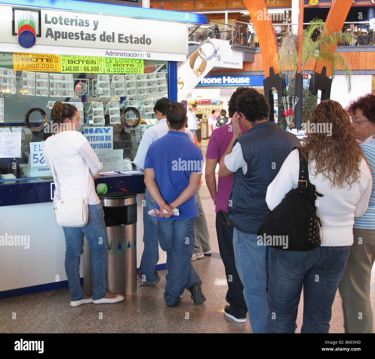 Marbella Costa del Sol Malaga Provincia Spagna le persone in fila per acquistare i biglietti della lotteria Foto Stock