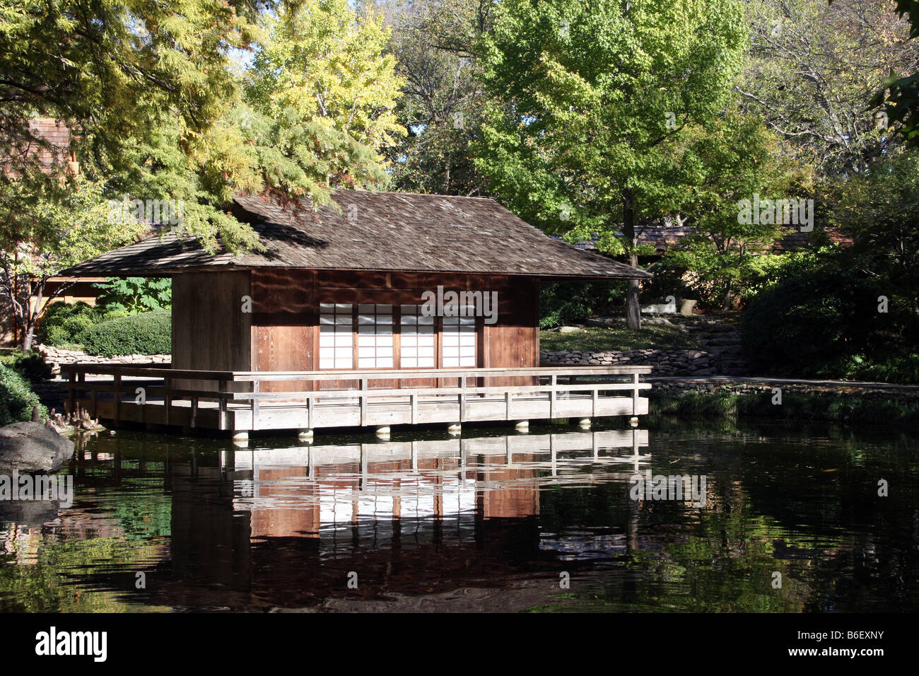 Teahouse accanto ad un laghetto al Forth Worth Botanic giardino giapponese in Texas Foto Stock