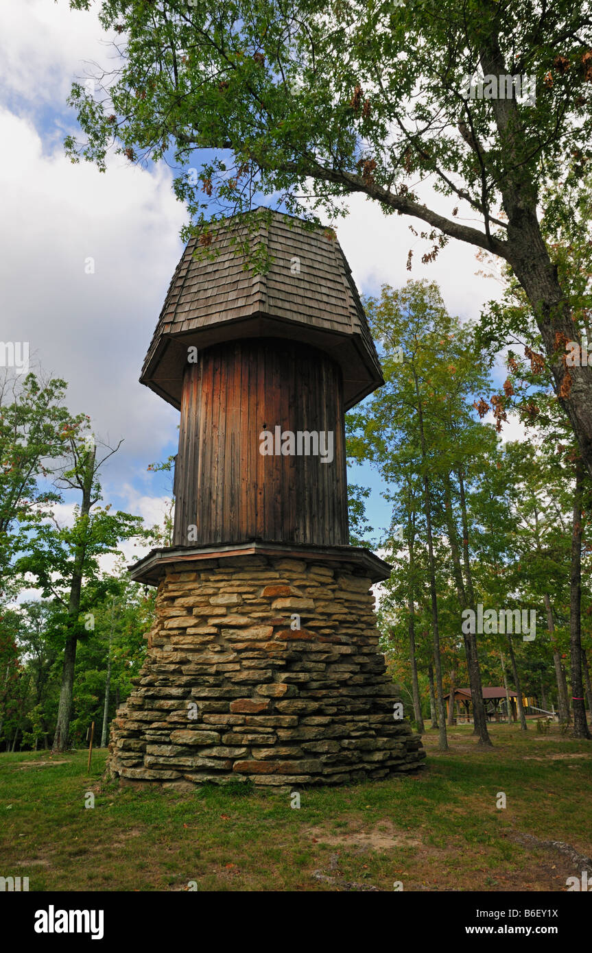 Un bat house collocato su una torre di acqua in un campeggio a Pickett parco dello stato del Tennessee Foto Stock