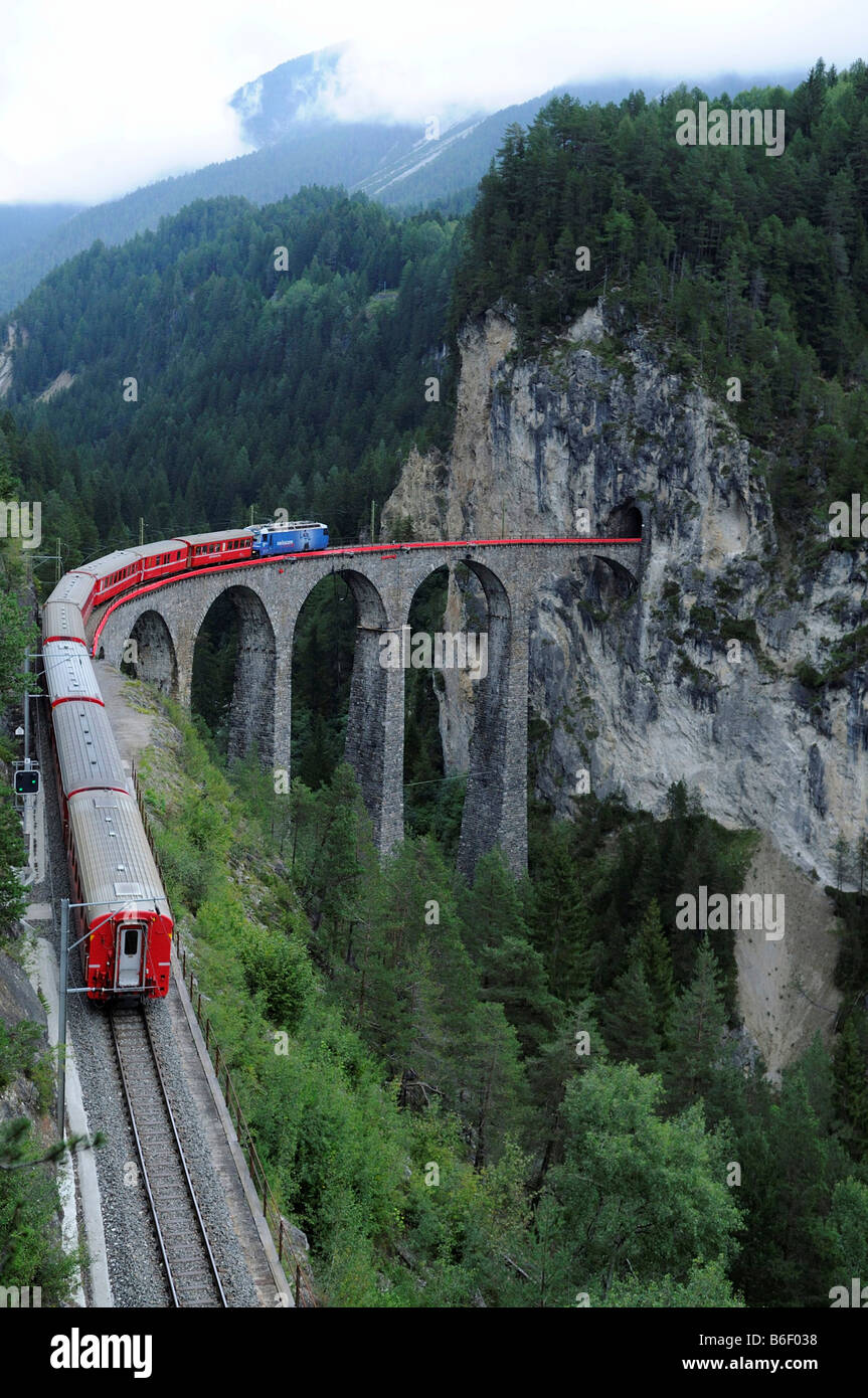 Ferrovia Retica, Ferrovia Retica Stazione attraversare il viadotto Landwasser vicino a Filisur, Albula sezione, Filisur, dei Grigioni, Svizzera e UE Foto Stock