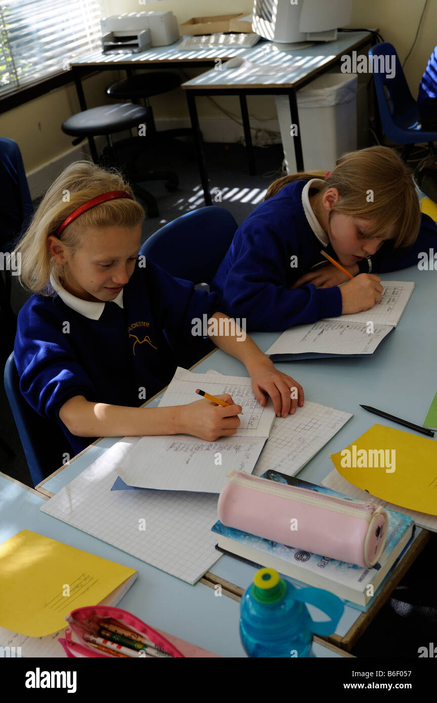 I bambini della scuola elementare il lavoro in classe Foto Stock