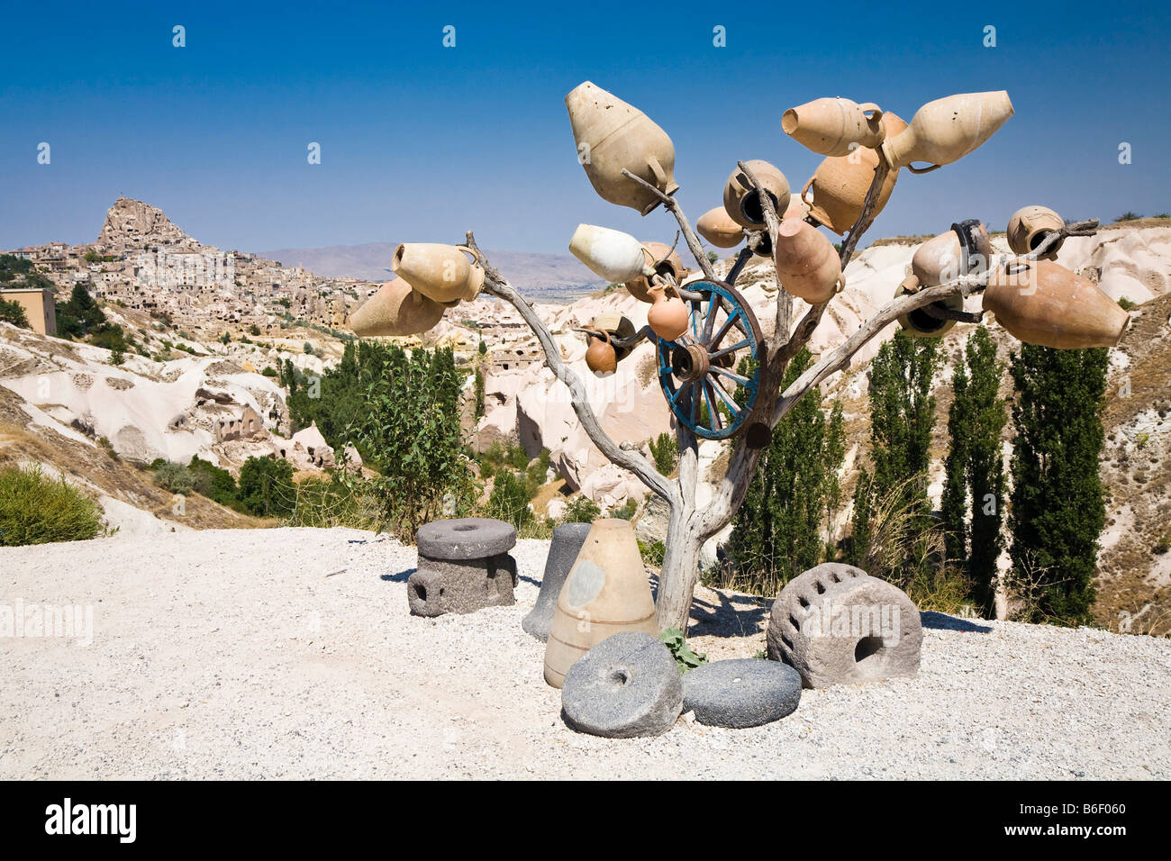 Albero decorato con anfore di fronte dove la valle e le montagne del castello nei pressi di Uchisar, Cappadocia, Anatolia centrale, Turke Foto Stock