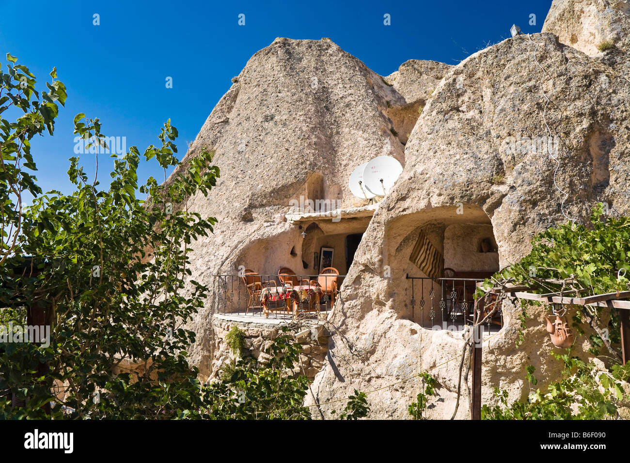 Piccola caffetteria con terrazza vicino alla roccia abitazioni di Uchisar, Cappadocia, Anatolia centrale, Turchia, Asia Foto Stock