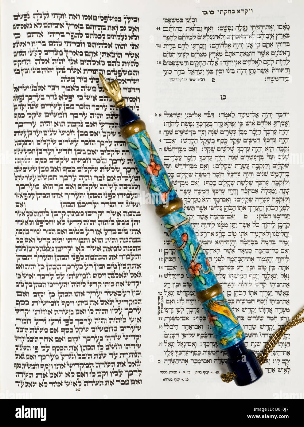 Un libro tikkun con ebraico e lo stesso testo come appare nella Torah scorrere utilizzati per lo studio per il bar mitzvà e yad, o puntatore Foto Stock