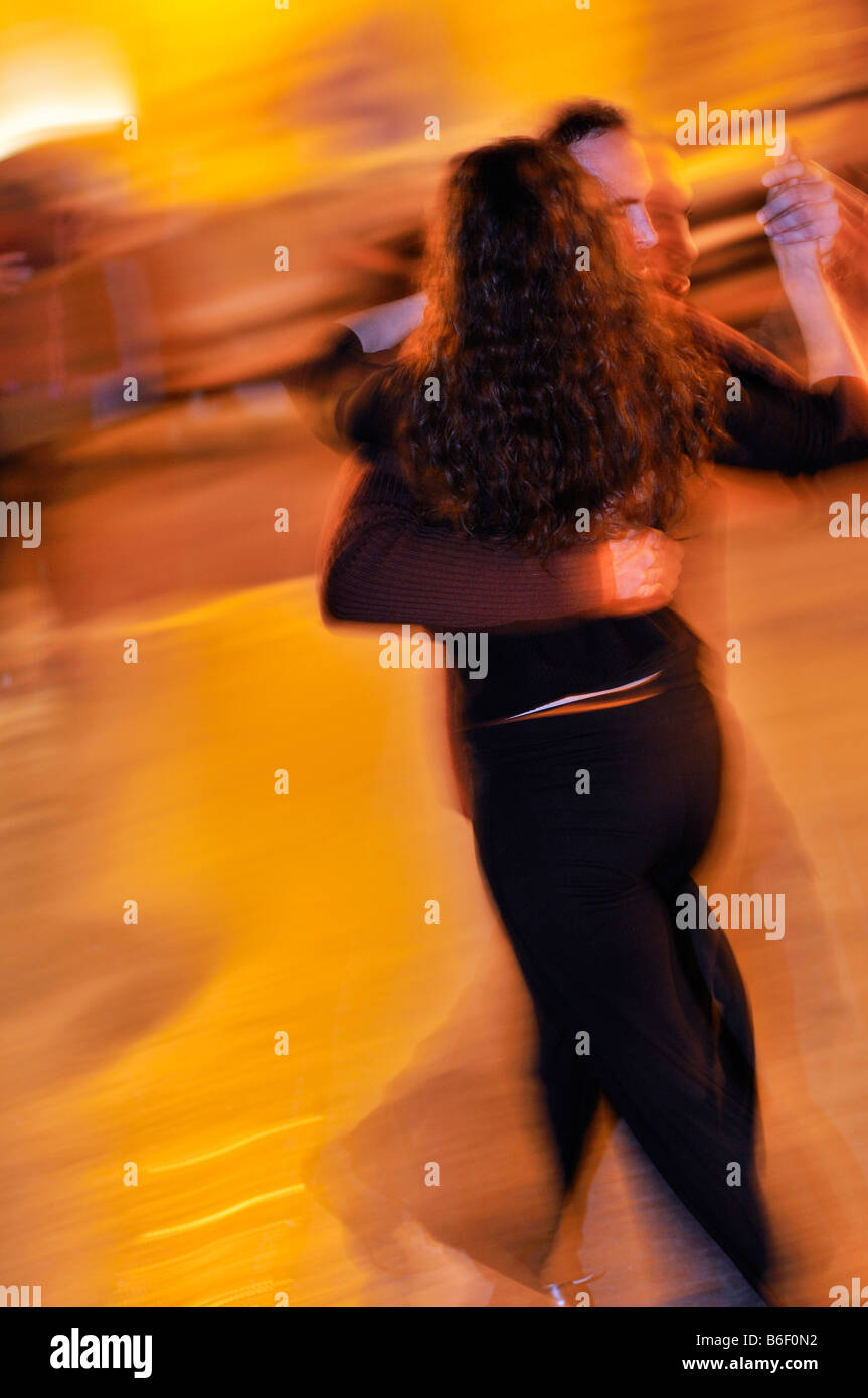 Balli Tango partner a un evento di Tango, Milonga, sulla Plaza Dorrego Square, al quartiere di San Telmo, Buenos Aires, Argentina, Sud Foto Stock