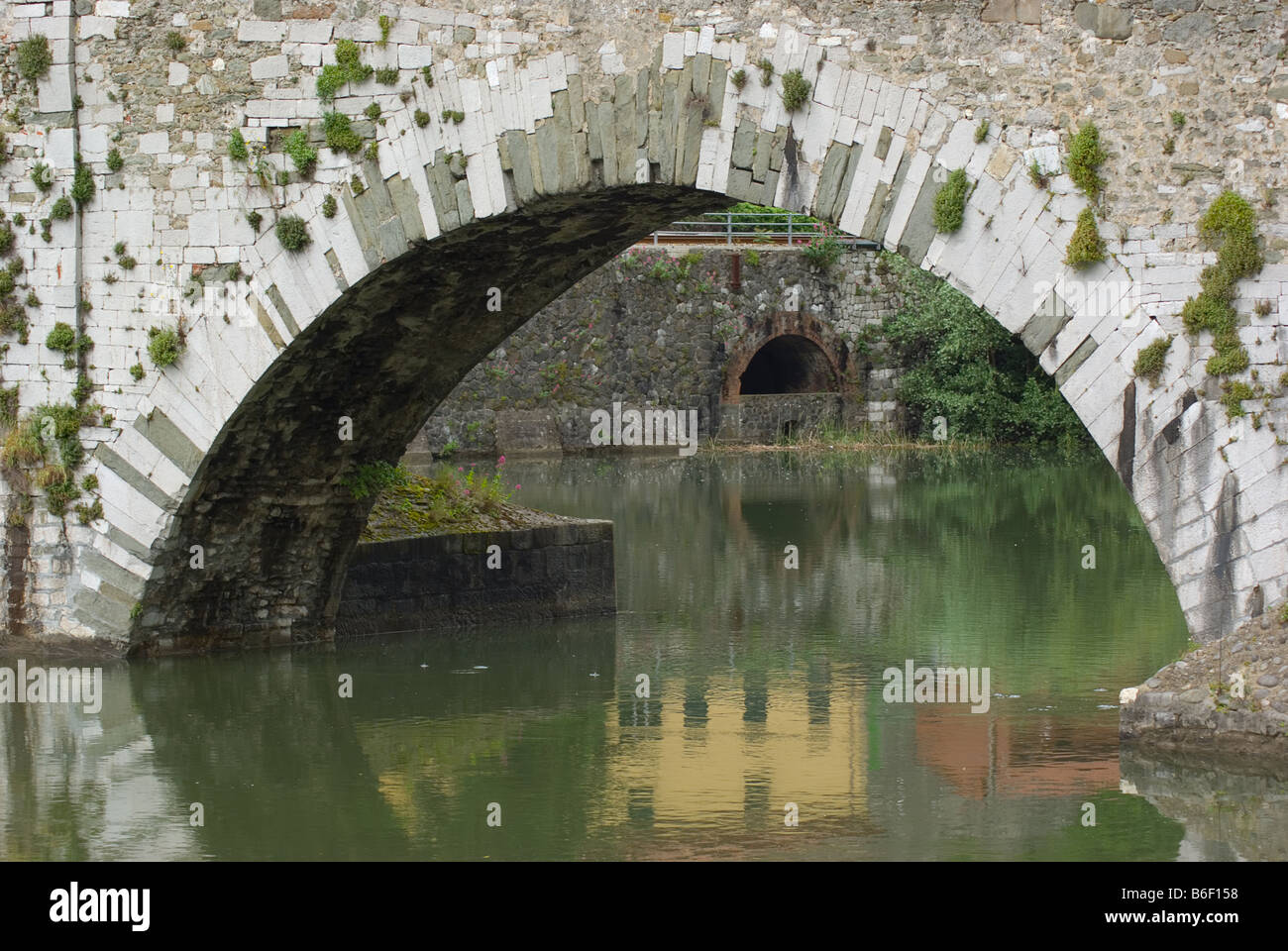 Ponte della Maddalena chiamato anche del Diavolo Devil s ponte in Borgo, Toscana, Italia Foto Stock