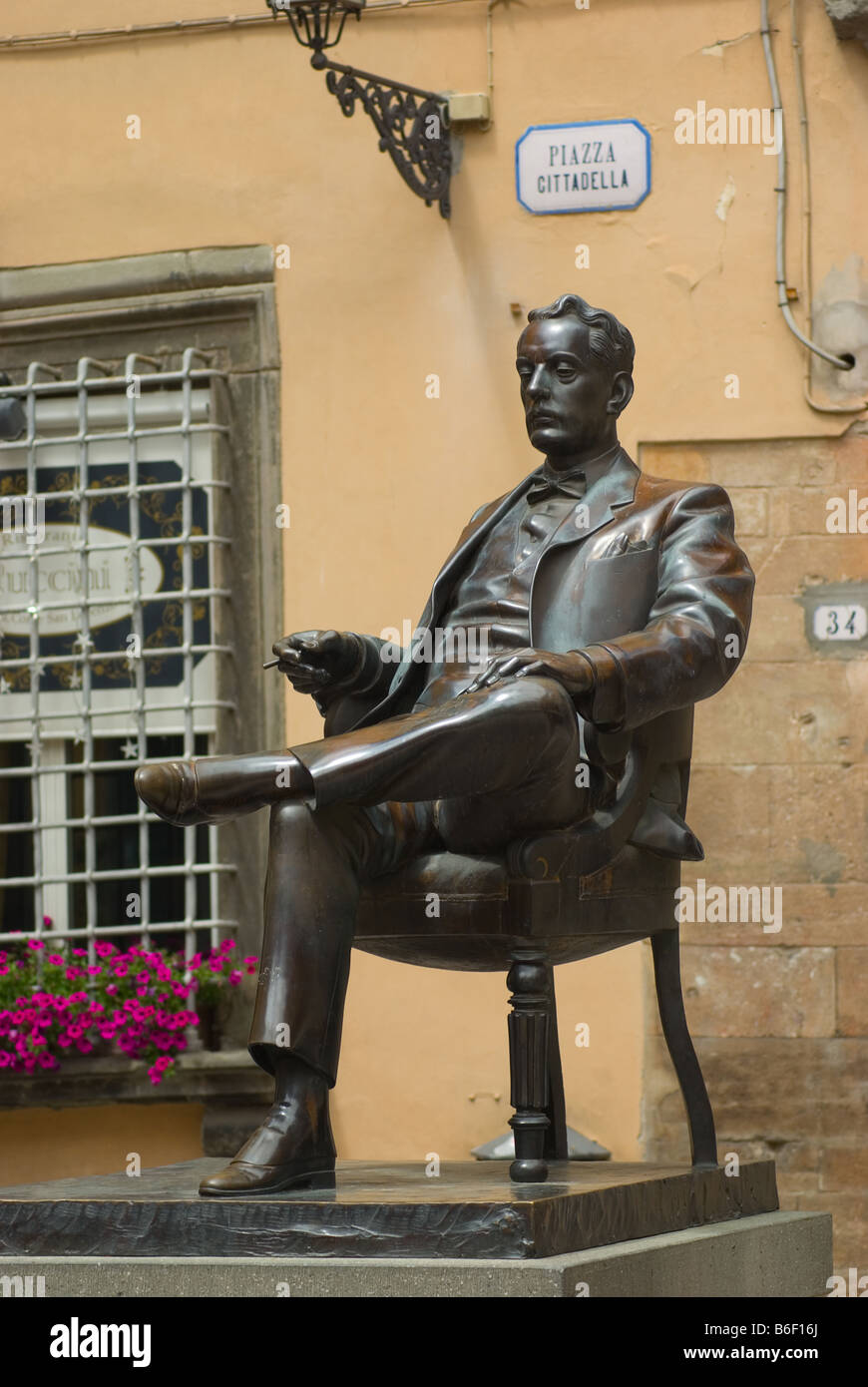 Un monumento di Giacomo Puccini a Lucca, Toscana, Italia, Europa Foto Stock