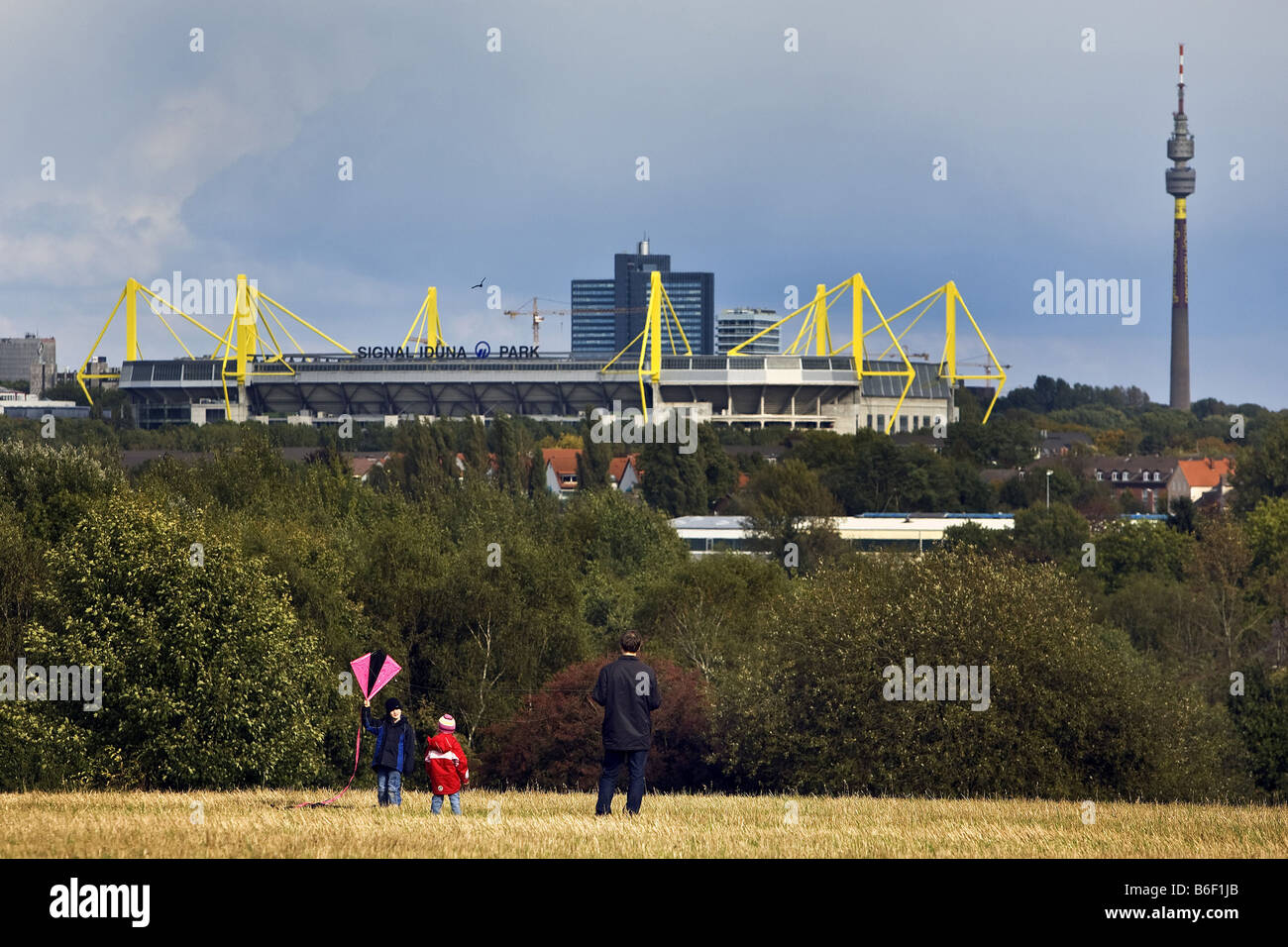 Il padre e i suoi bambini volare un aquilone di fronte Signal Iduna Park, in Germania, in Renania settentrionale-Vestfalia, la zona della Ruhr, Dortmund Foto Stock