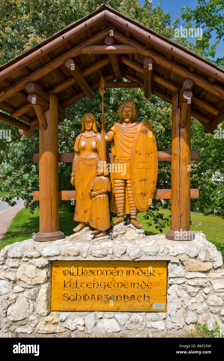 La figura di legno di una famiglia nel parco della comunità celtica di Schwarzenbach, Bassa Austria e Europa Foto Stock