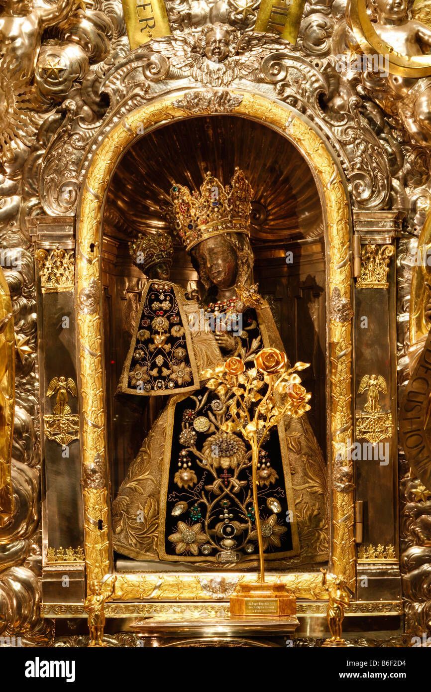 Madonna nera con la Rosa d'Oro, premio di Papa Benedetto XVI, Gnadenkappelle cappella, Altoetting, Alta Baviera, Germania, Euro Foto Stock