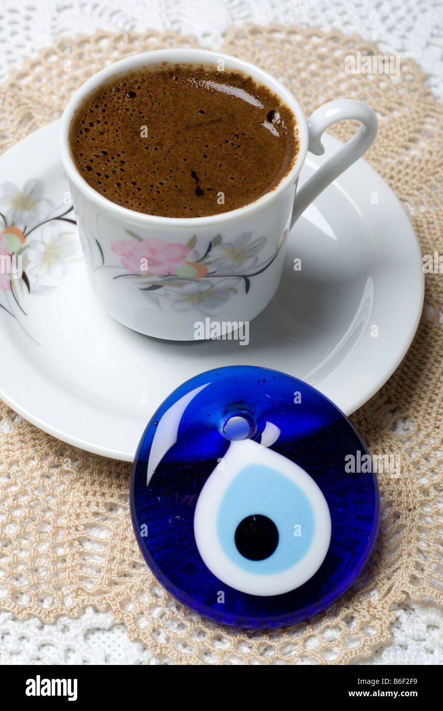 Caffè turco e blue eye che è uno dei simboli della Turchia collocato su un tavolo Foto Stock
