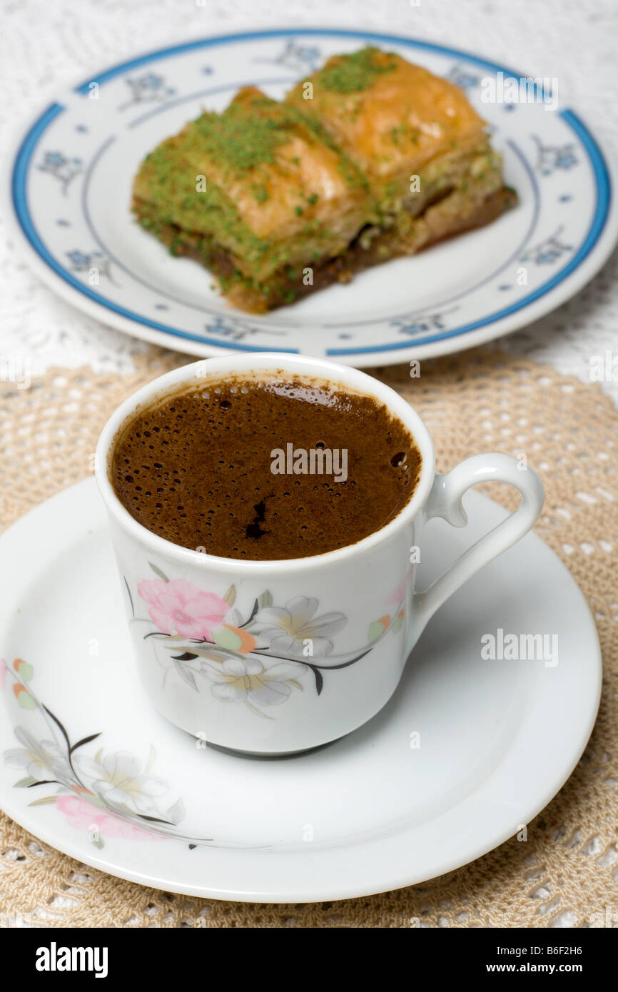 Il caffè turco e il baklava dessert su tavola Foto Stock