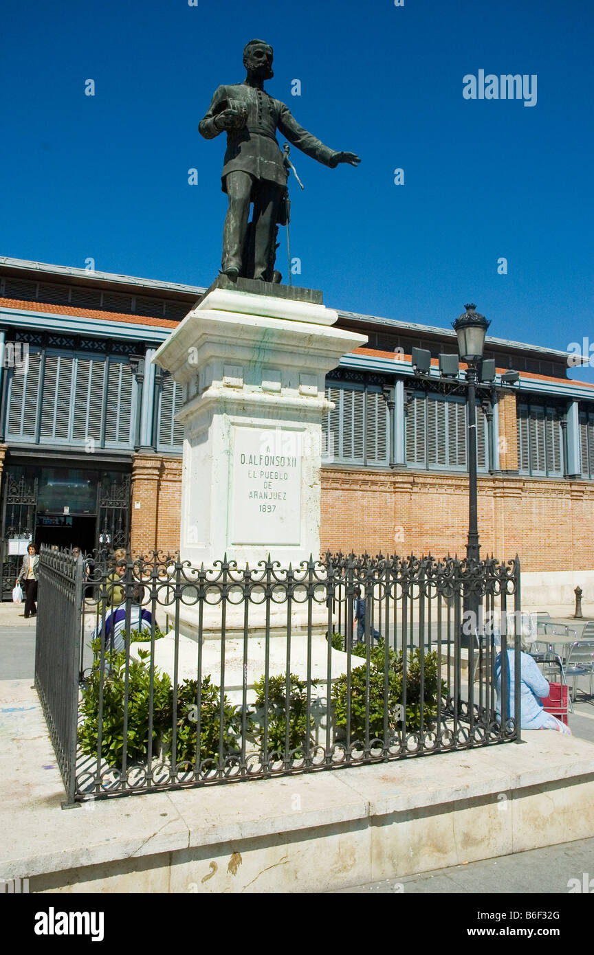 Piazza della Costituzione Alfonso XII statua e mercato al retro ARANJUEZ Madrid Comunità Autonome della Spagna Foto Stock
