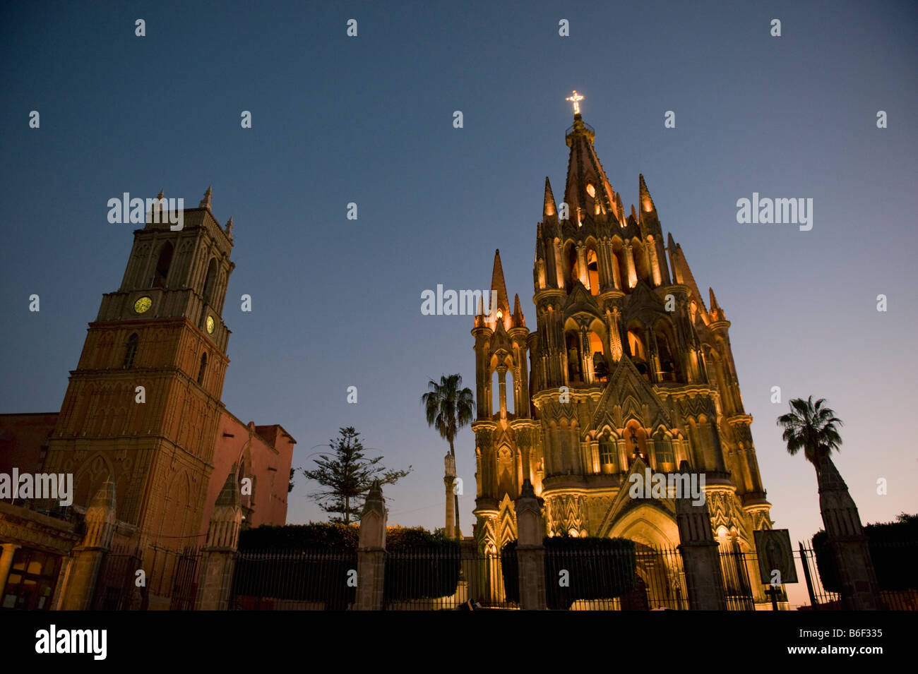 Parroquia Chiesa al crepuscolo, centro coloniale di San Miguel De Allende, Messico Foto Stock