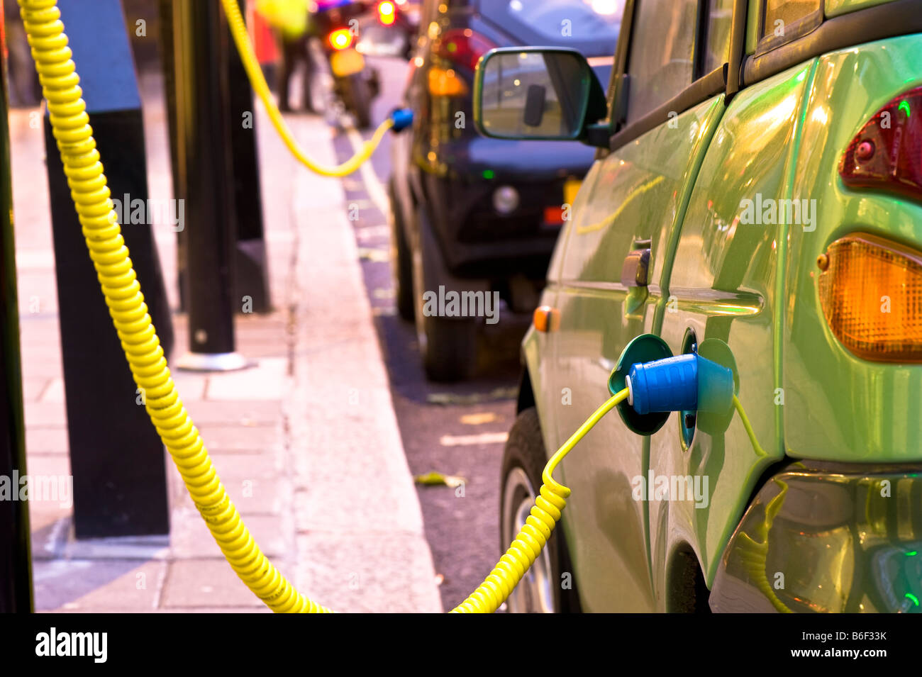 G Wiz auto elettrica viene caricata da una città di Westminster punto succo London Regno Unito Foto Stock