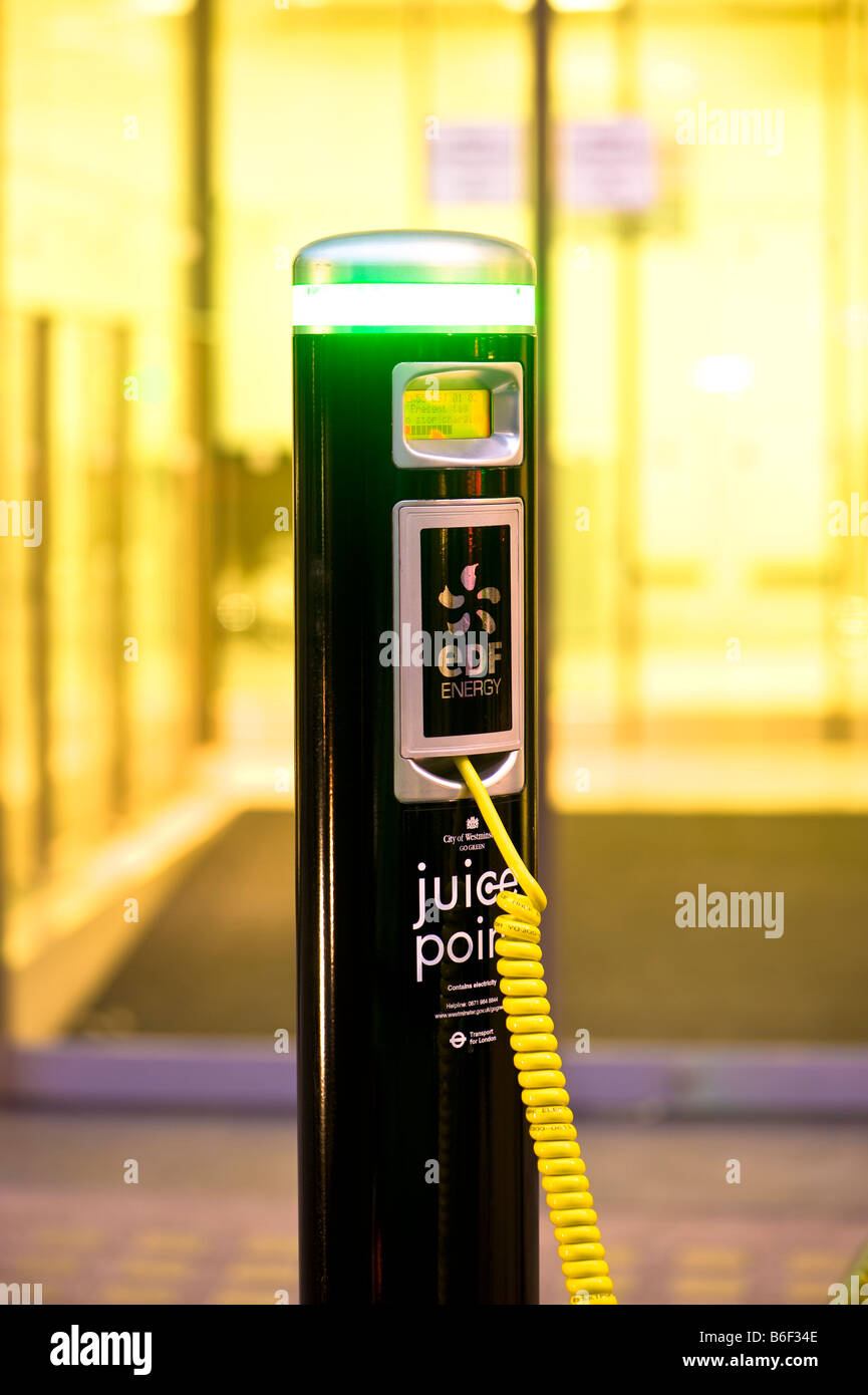 G Wiz auto elettrica viene caricata da una città di Westminster punto succo London Regno Unito Foto Stock