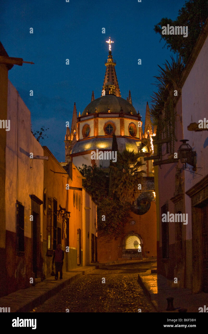 Parroquia cattedrale, sera dal Aldama, stretta strada coloniale, San Miguel De Allende, Messico Foto Stock