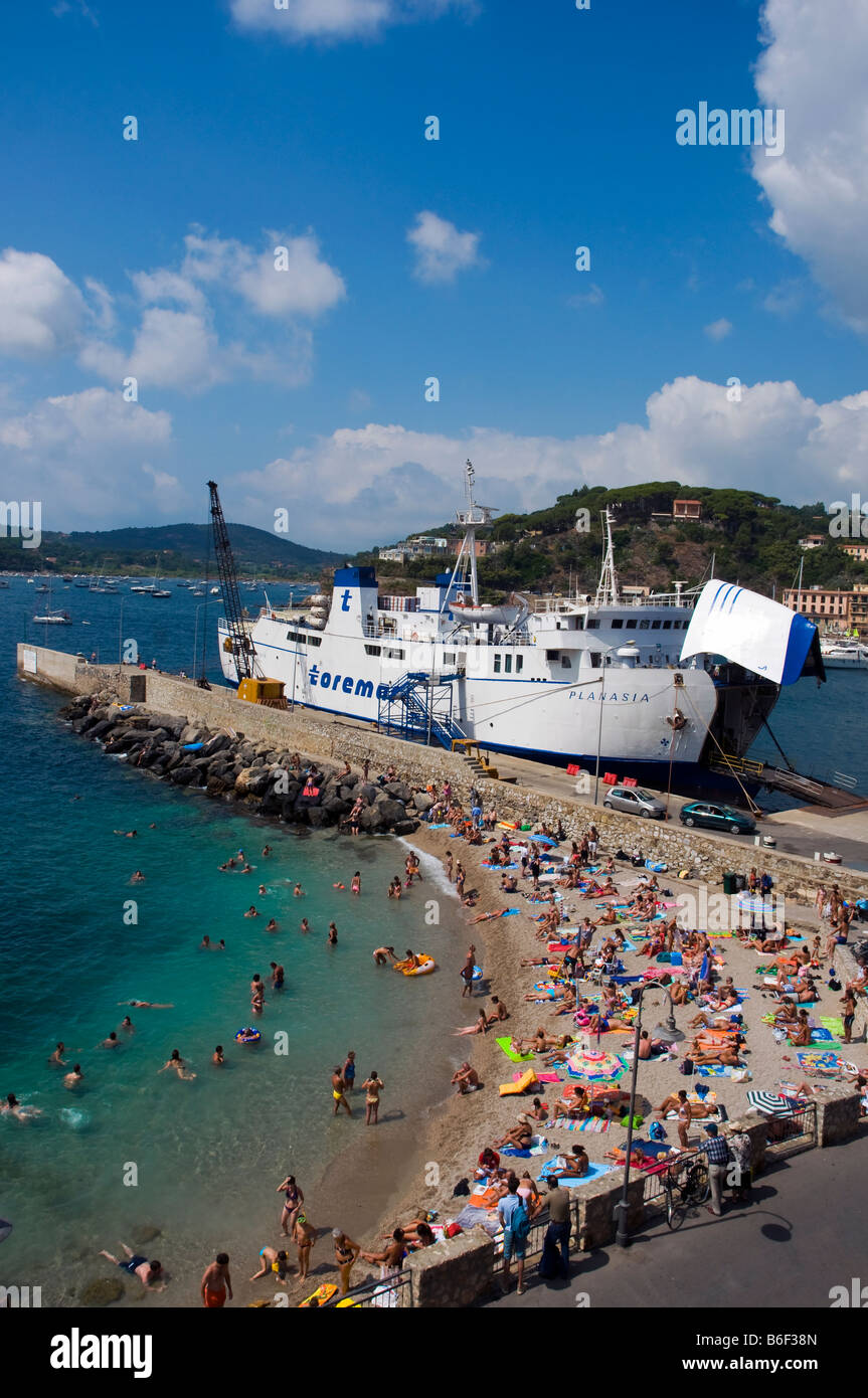 Il porto e la spiaggia di Porto Azzurro Isola d'Elba toscana italia Foto Stock