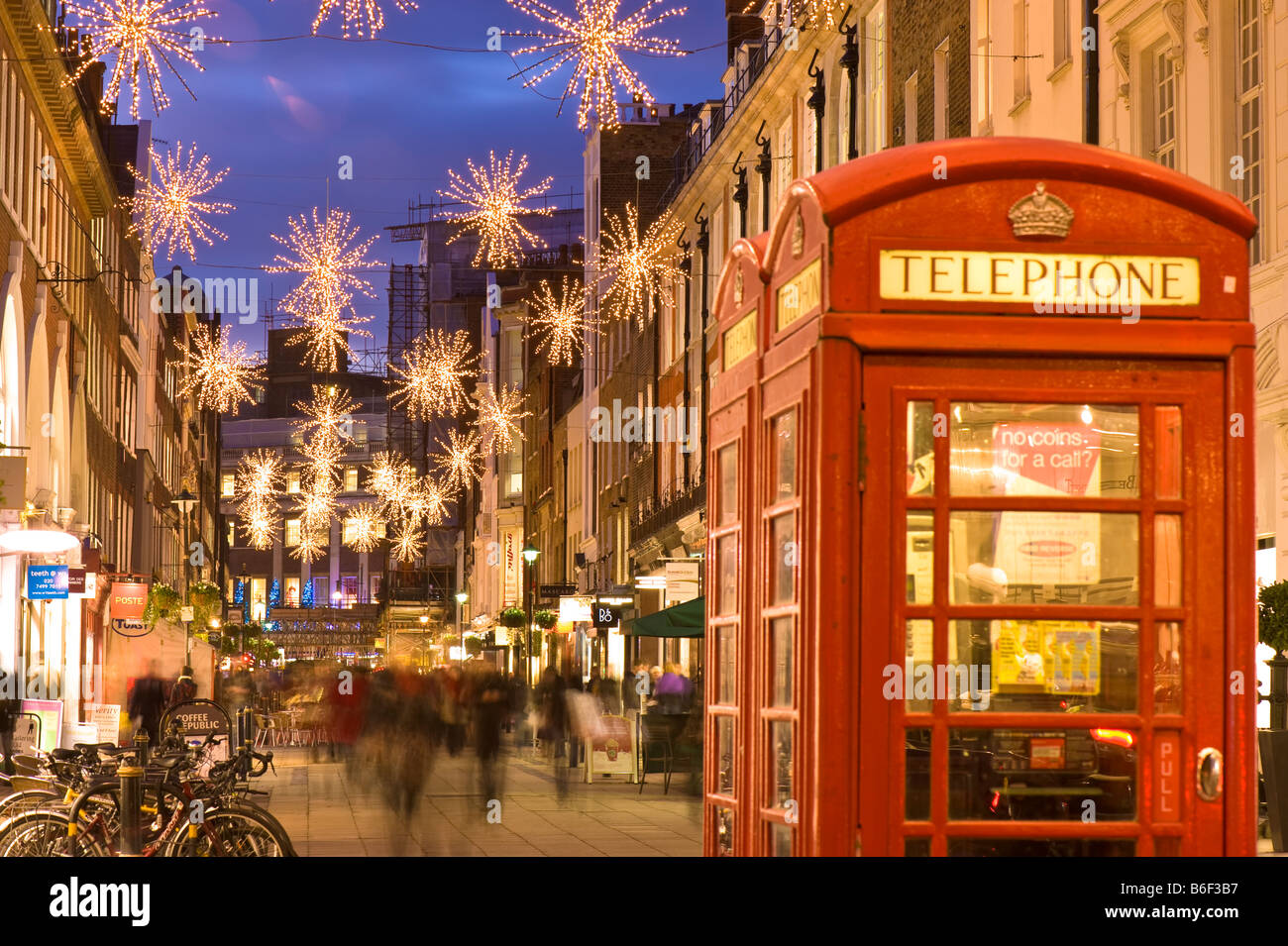 People Shopping Tempo di Natale South Molton Street W1 London Regno Unito Foto Stock