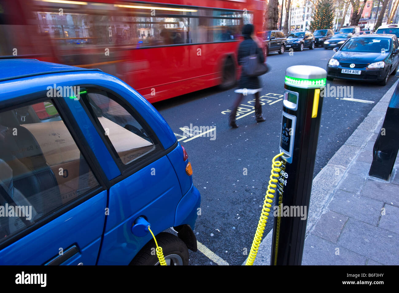 G Wiz auto elettrica viene caricata da una città di Westminster punto succo London Regno Unito Foto Stock