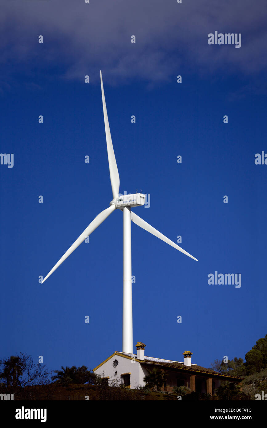 Turbina eolica dietro casa, Carratraca, Andalusia, Spagna Foto Stock