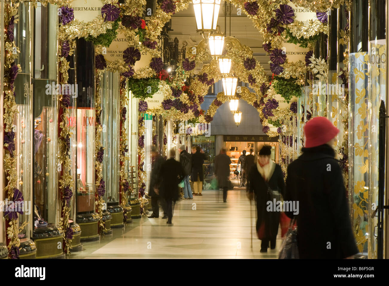 Gli amanti dello shopping a Piccadilly Arcade al tempo di Natale London Regno Unito Foto Stock