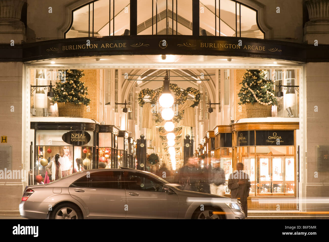 Negozi a Burlington Arcade al tempo di Natale London Regno Unito Foto Stock