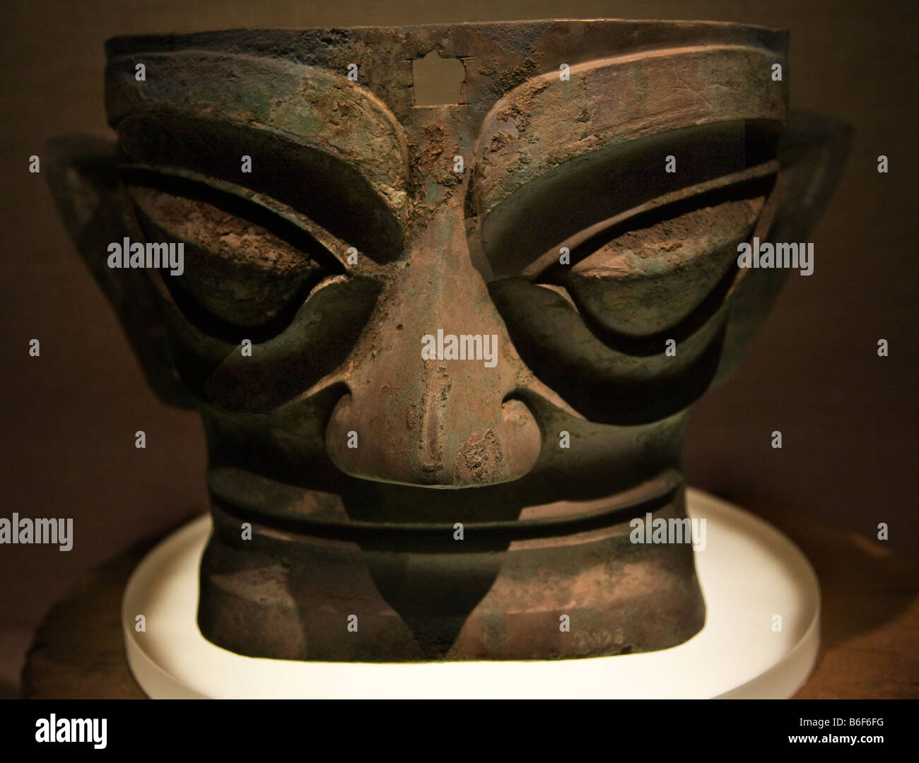 Grande bronzo scuro maschera statua Sanxingdui tre stelle Museo tumulo di Guanghan Chengdu Sichuan in Cina Foto Stock
