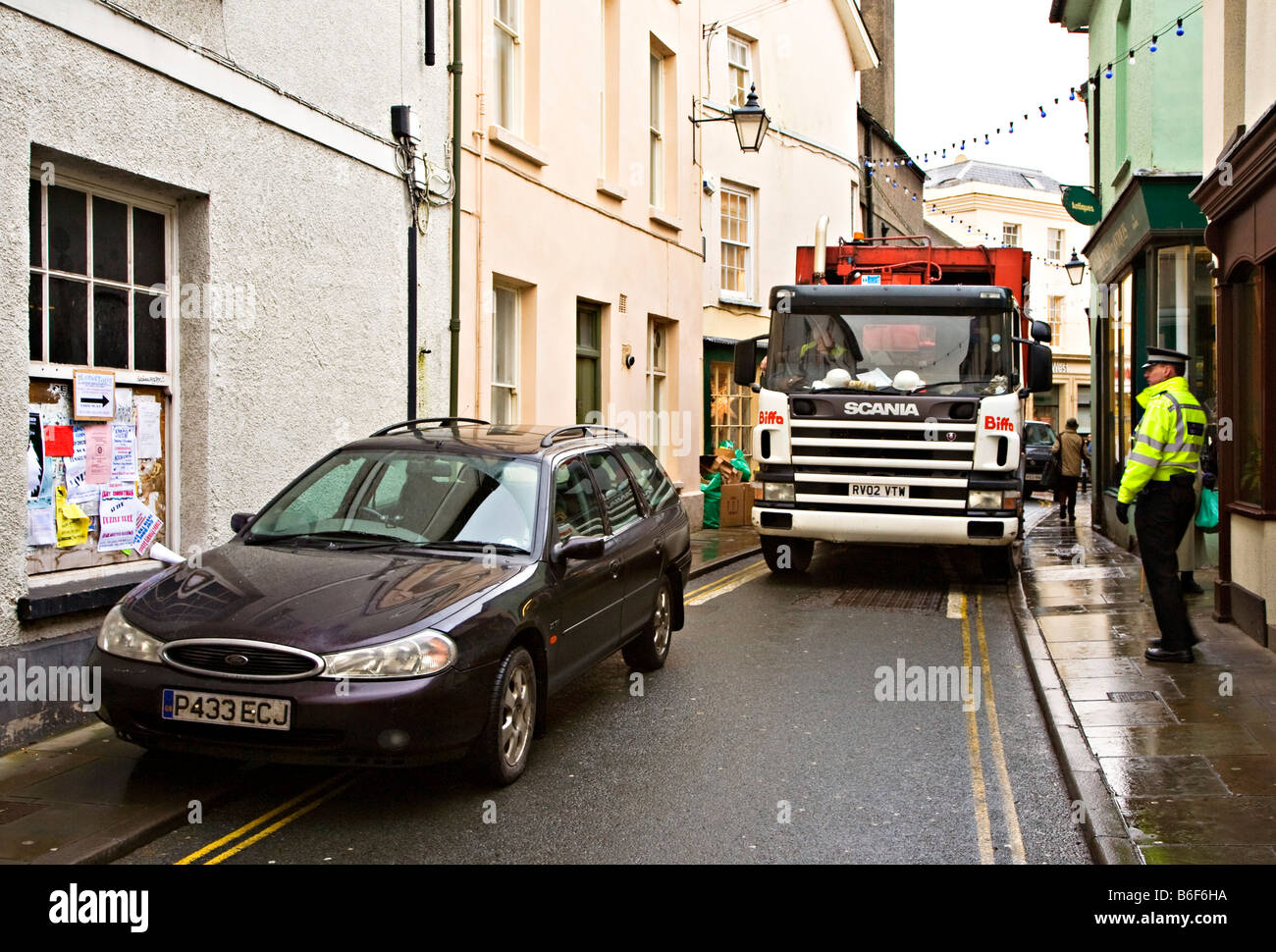 Macchina parcheggiata su doppio giallo linee in nessuna zona di attesa di blocco stradale con la polizia che frequentano Brecon Galles REGNO UNITO Foto Stock