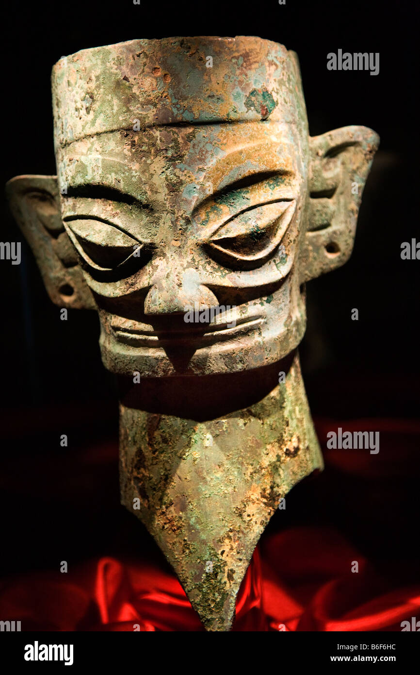 Tre mila anni maschera di bronzo statua Museo Sanxingdui Chengdu Sichuan in Cina Foto Stock