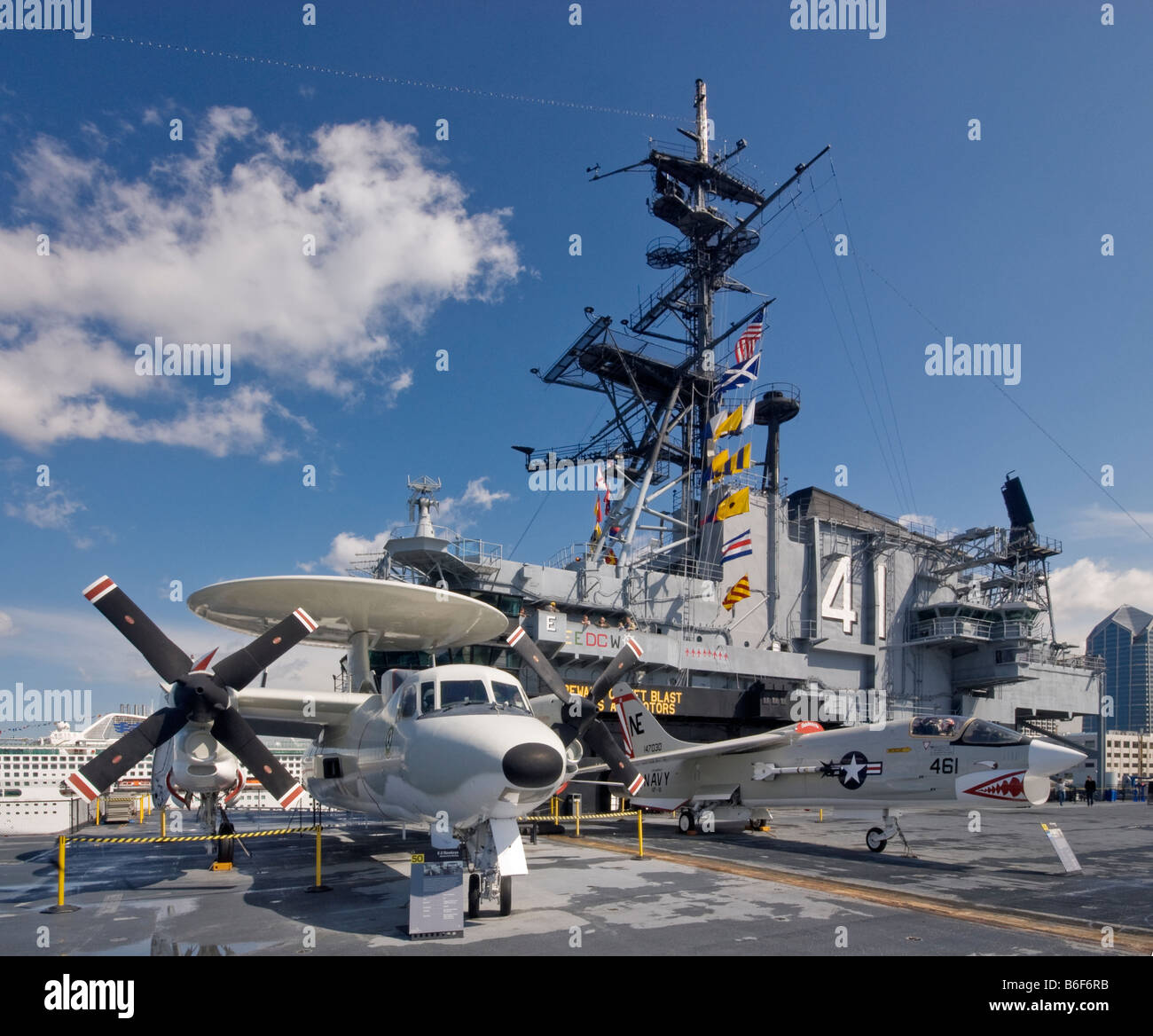 E 2 Hawkeye F 8 Crusader aeroplani militari al ponte di volo della USS Midway portaerei nave museo San Diego California USA Foto Stock