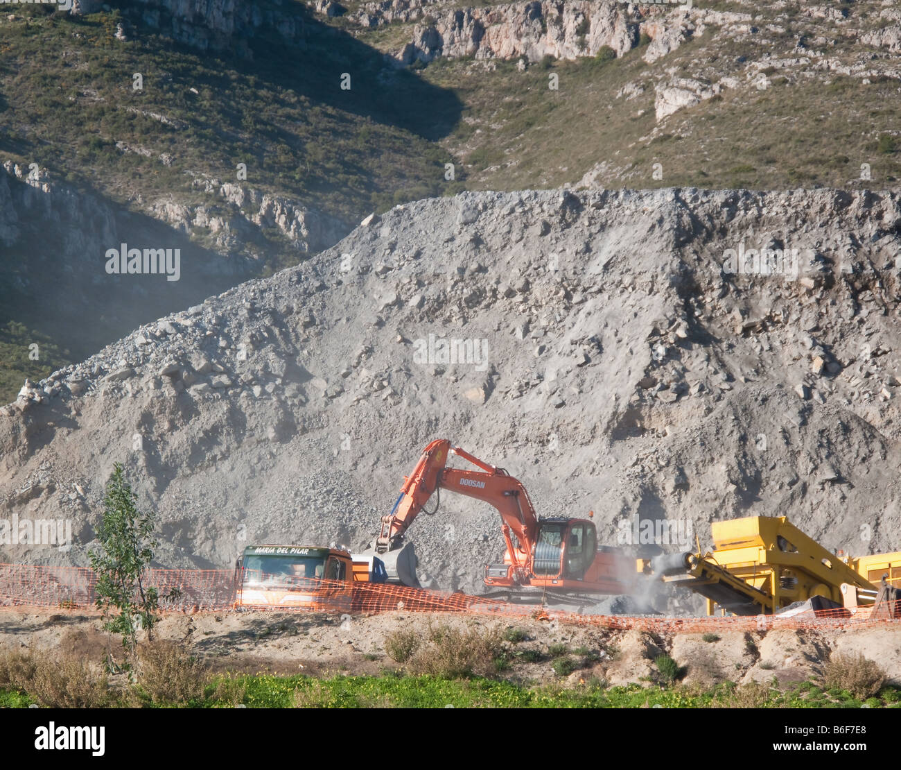 Caricatore a estremità anteriore il caricamento di ghiaia nel carrello di punta Foto Stock