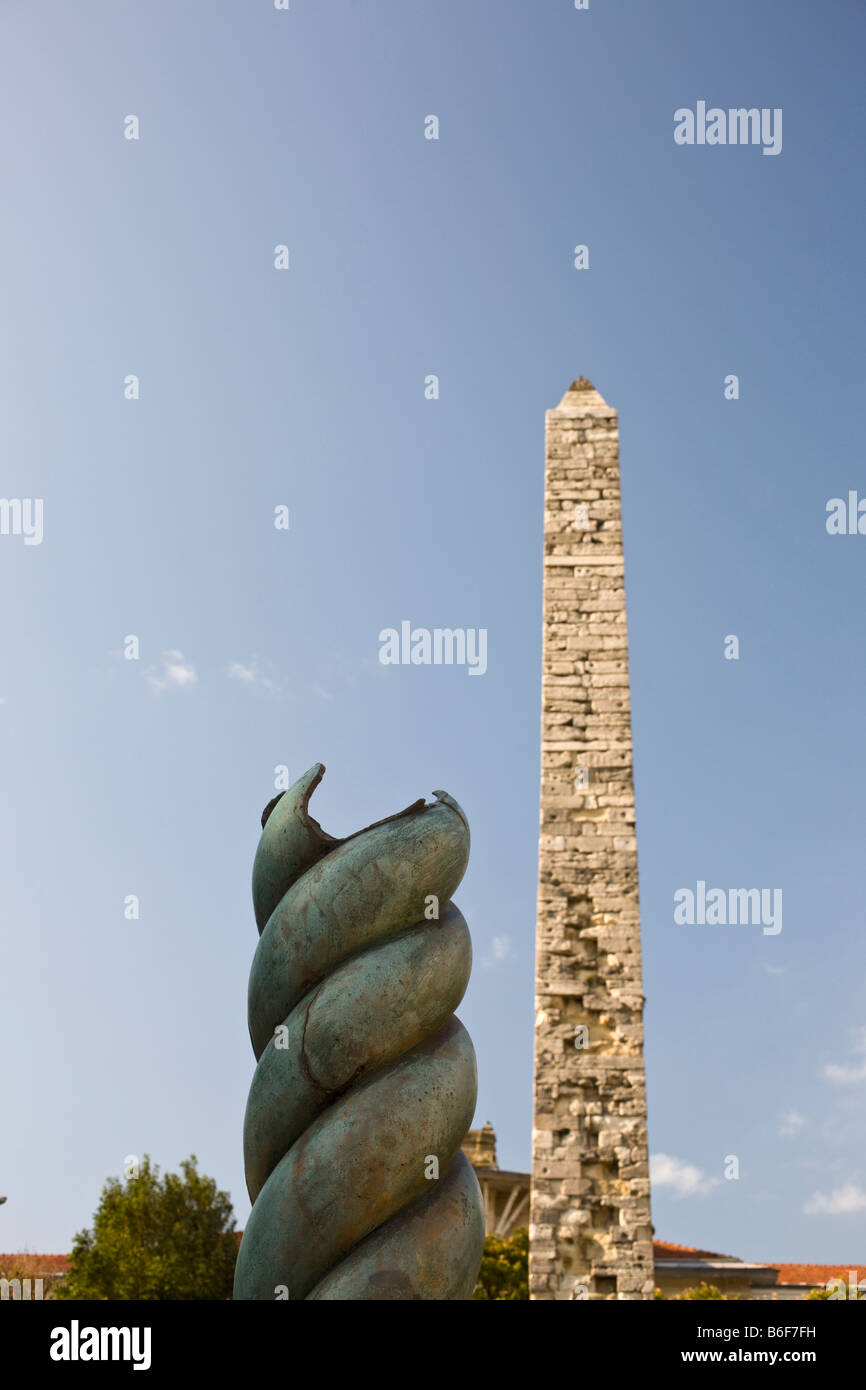 Colonna serpeggiante e obelisco murato, ippodromo, Istanbul, Turchia Foto Stock