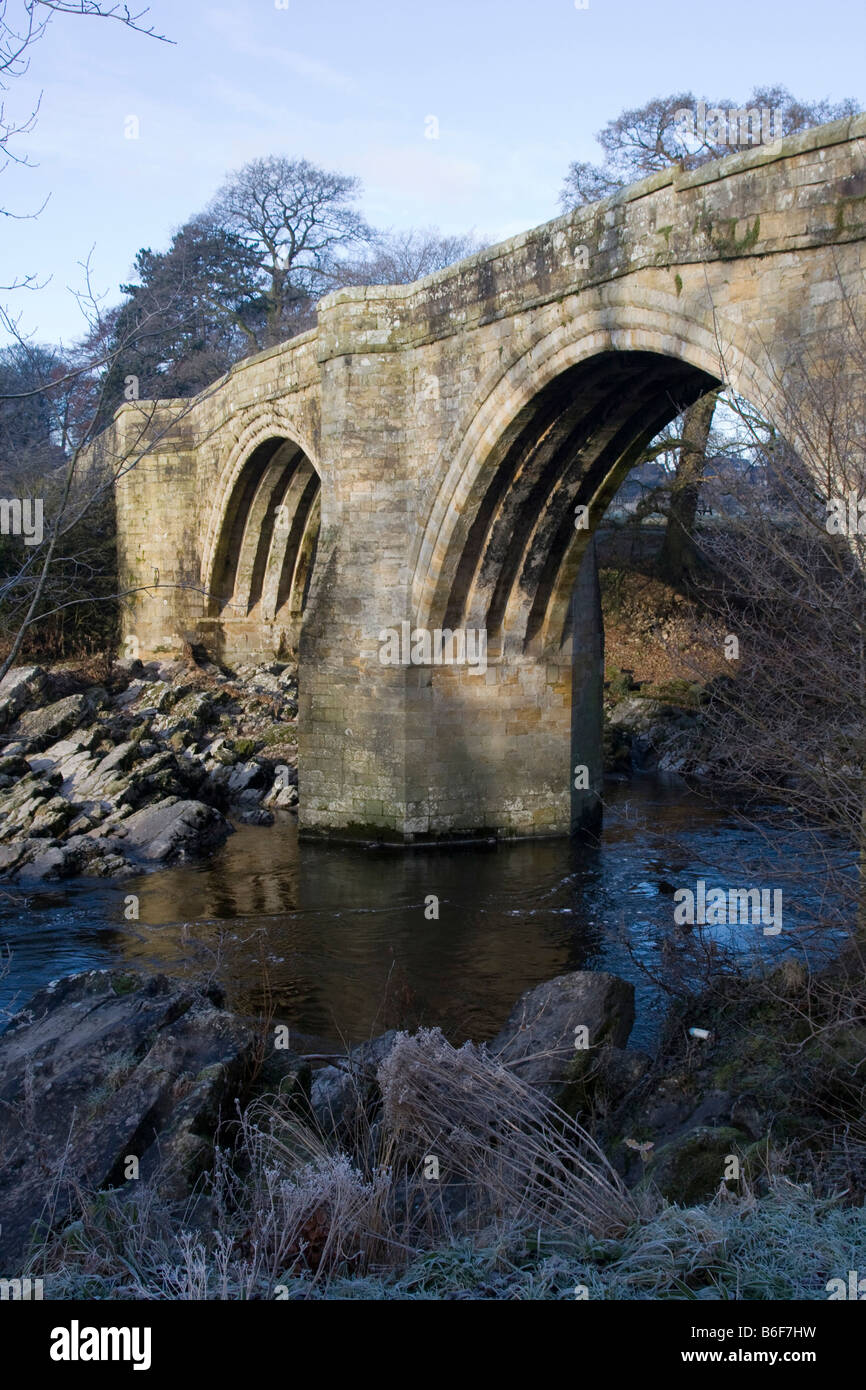 Kirkby Lonsdale antico arco di pietra di fiume ponte lune Cumbria Inghilterra Lancashire Regno unito Gb Foto Stock