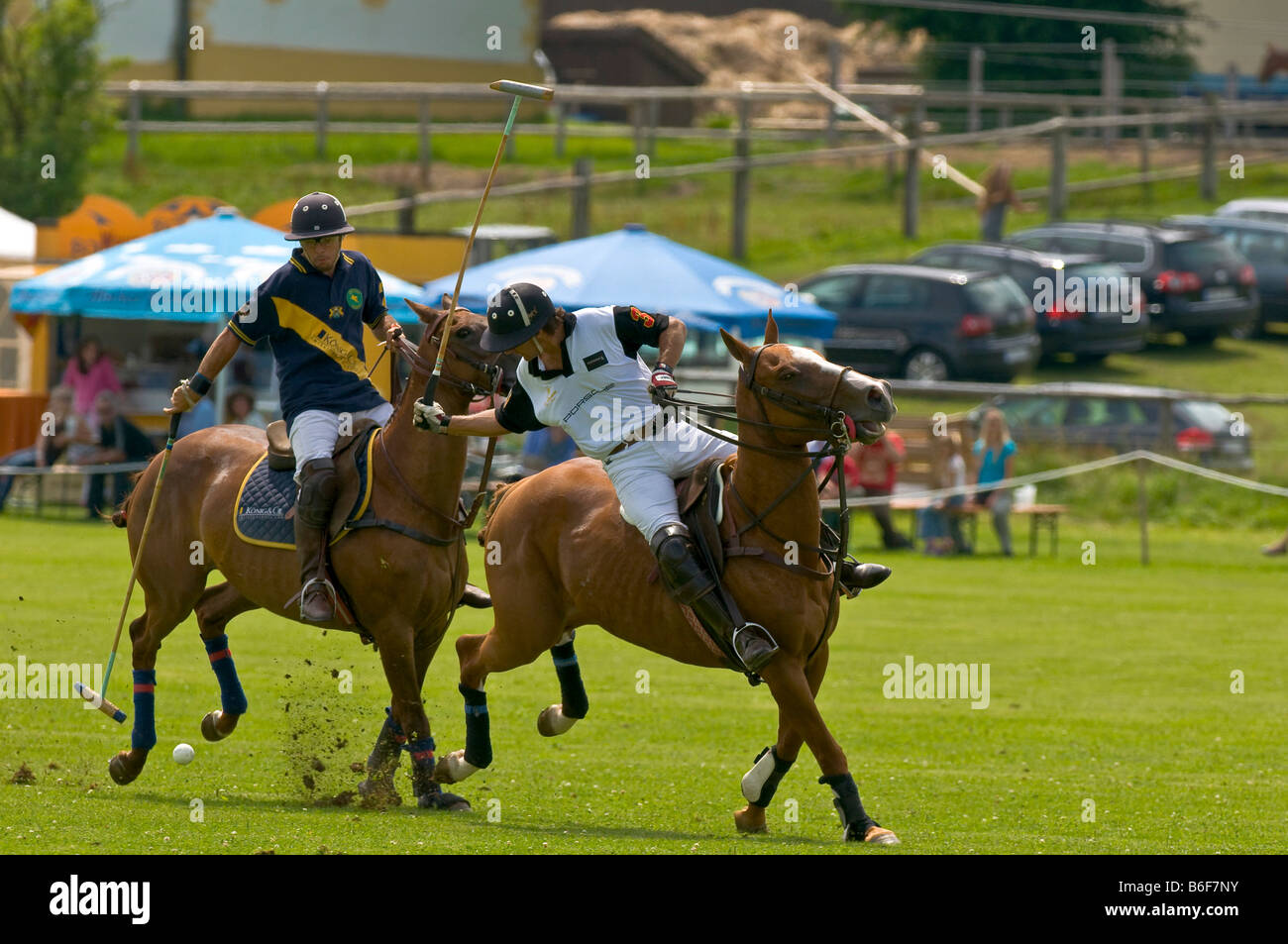 Due giocatori di polo spintoni per la palla a Berenberg Alta meta Trophy 2008 torneo di polo di Thann, Holzkirchen, Baviera, G Foto Stock