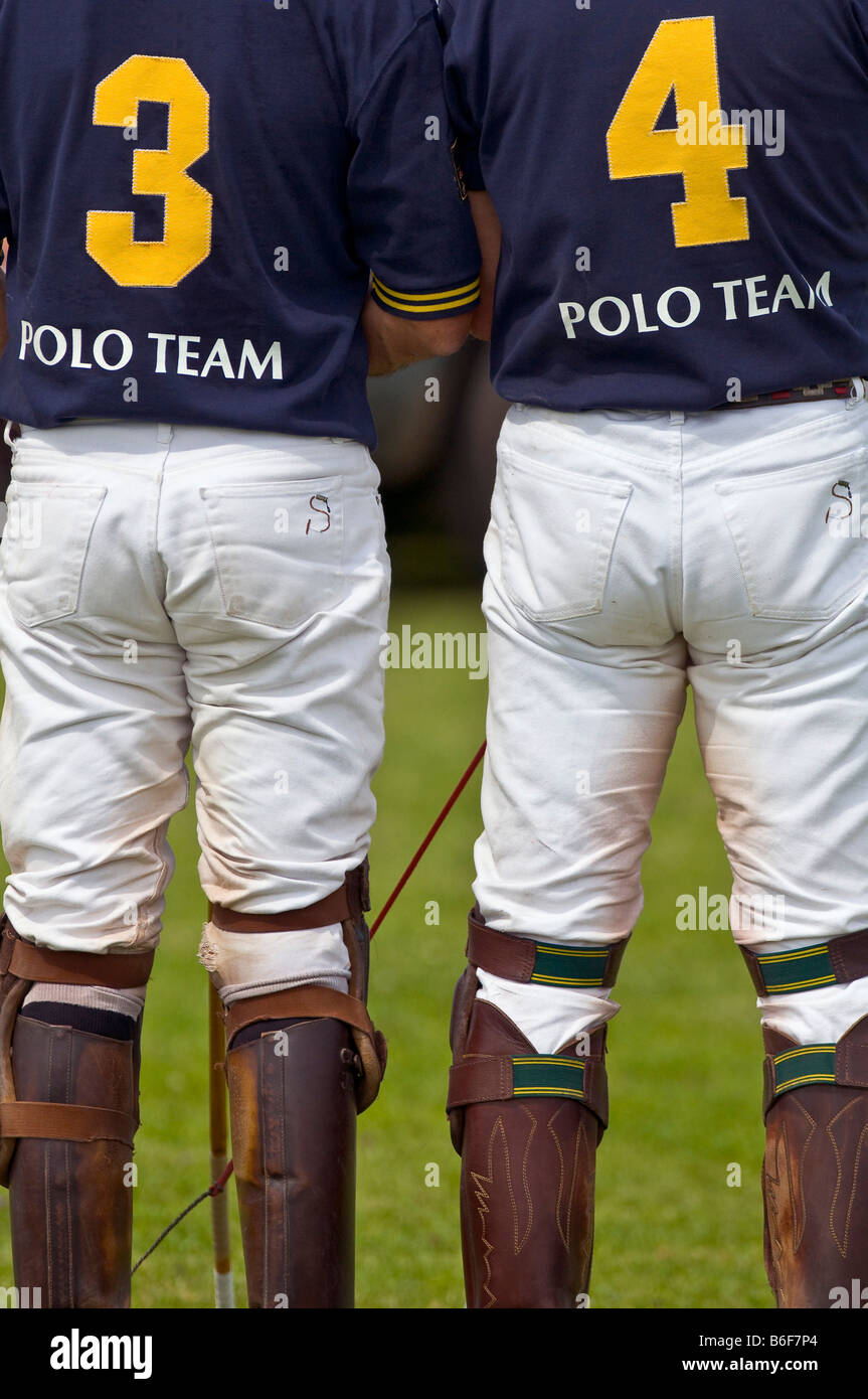 Due giocatori di polo in piedi, fotografato da dietro, in Berenberg Alta meta Trophy 2008 torneo di polo di Thann, Holzkirch Foto Stock