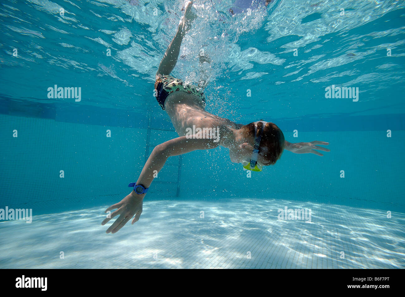 6-anno-vecchio ragazzo che indossa gli occhiali di subacquea, immersioni in piscina, fotografia subacquea, Villasimius, Sardegna, Italia, Europa Foto Stock