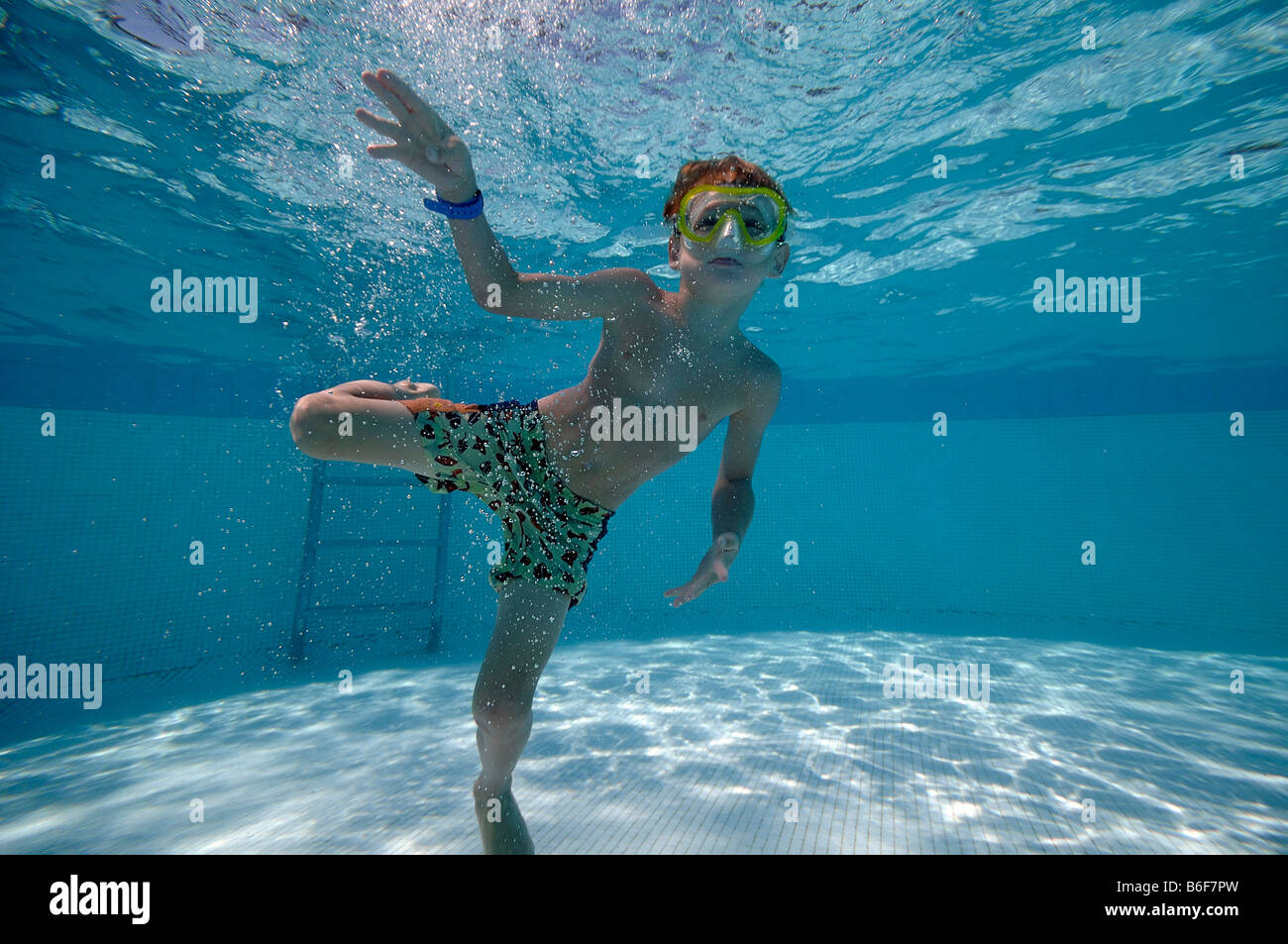 6-anno-vecchio ragazzo che indossa gli occhiali di subacquea, immersioni in piscina, fotografia subacquea, Villasimius, Sardegna, Italia, Europa Foto Stock