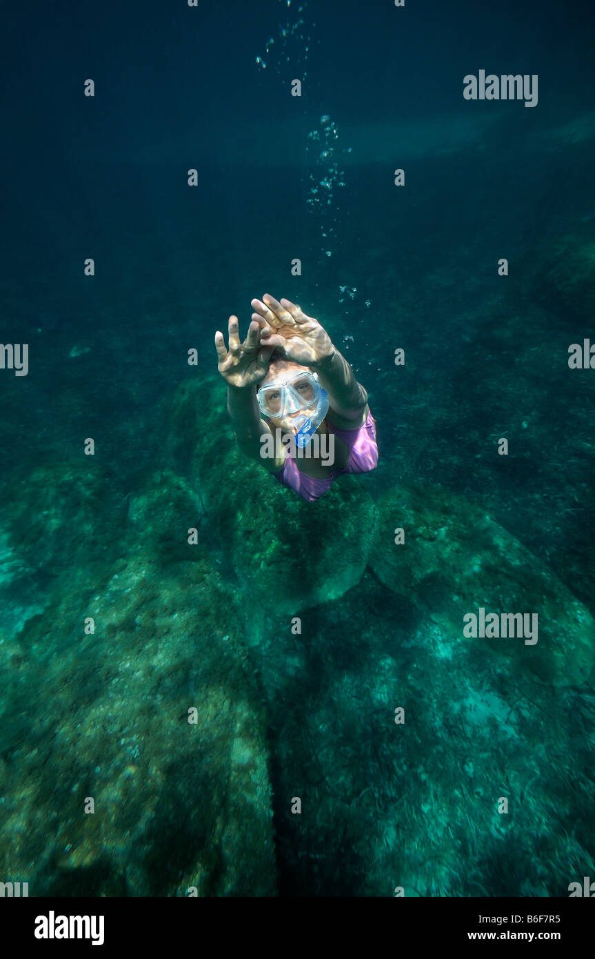 Una donna con il fare snorkeling e immersioni occhiali immersioni in mare, fotografia subacquea, Villasimius, Sardegna, Italia, Europa Foto Stock