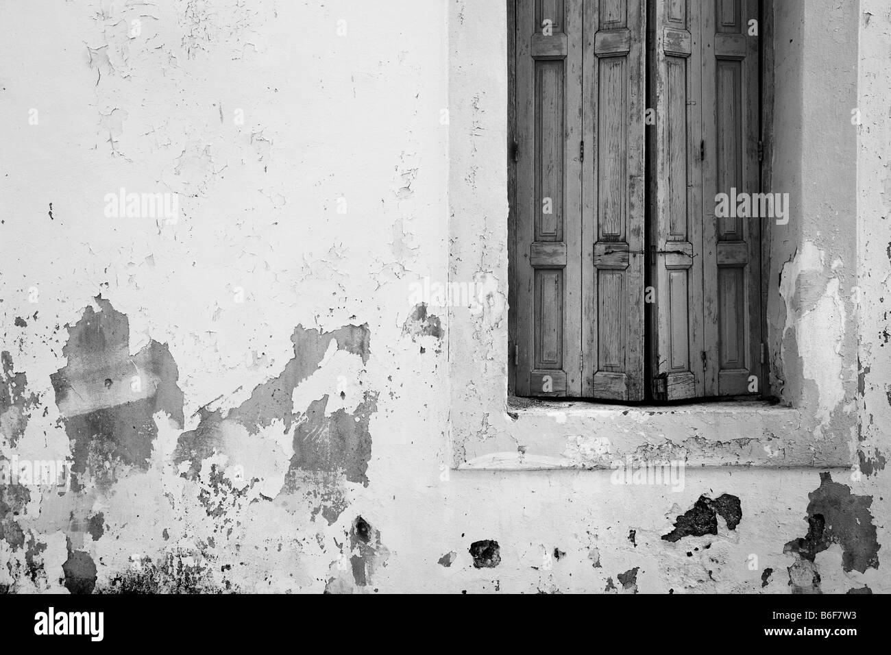 Vecchia finestra della Grecia in bianco e nero Foto Stock