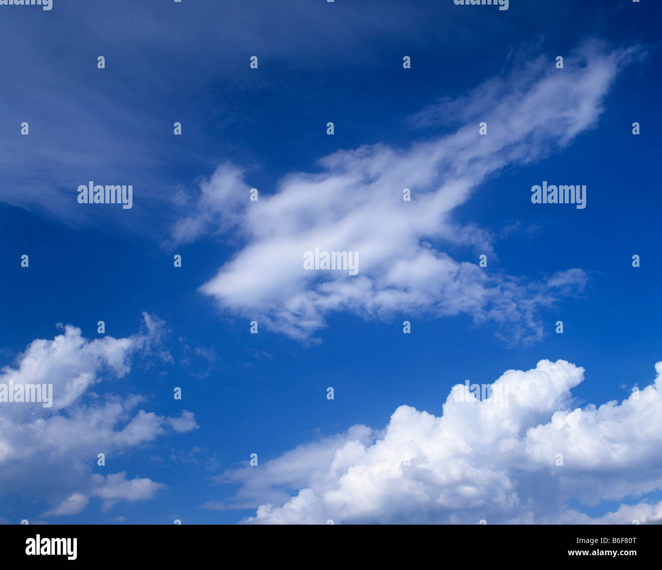 Cumulus e cirrostratus nubi in un cielo blu Foto Stock