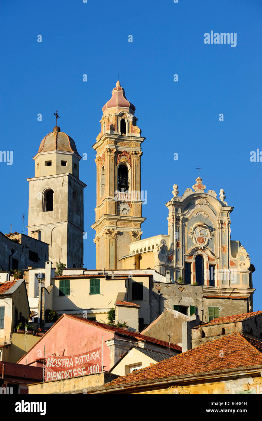 Cervo con la chiesa parrocchiale di San Giovanni Battista, Riviera dei Fiori, Liguria, Italia, Europa Foto Stock