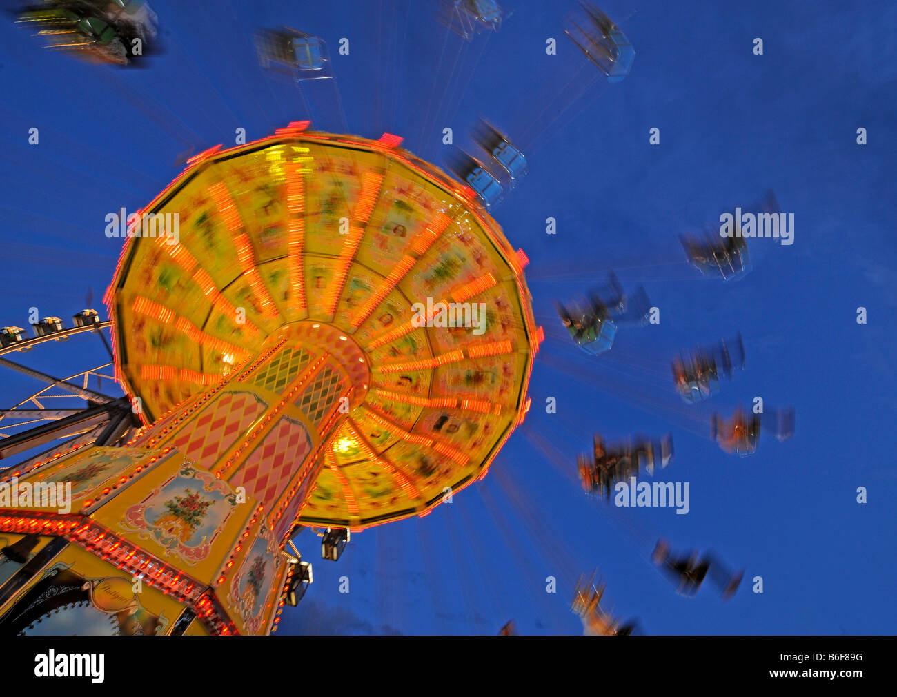 Night Shot di swing giostra del Cannstatter Volksfest, Stoccarda, Baden-Wuerttemberg, Germania, Europa Foto Stock