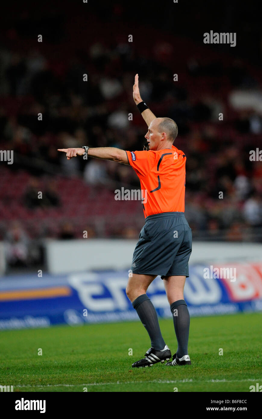 Arbitro FIFA Michael Leslie DEAN, Inghilterra, gesticulating Foto Stock