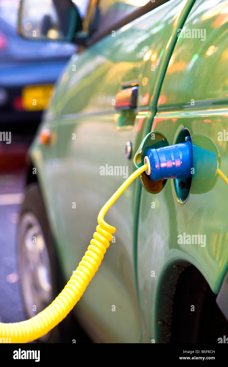 G Wiz auto elettrica viene caricata da una città di Westminster punto succo London Regno Unito Foto Stock