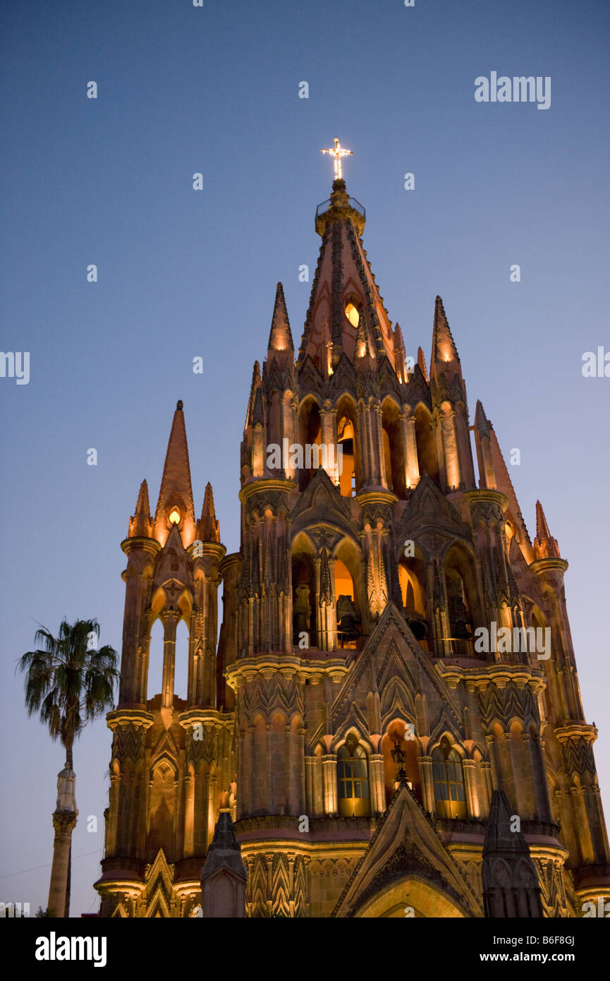 Parroquia Chiesa al crepuscolo città coloniale, San Miguel De Allende, Messico Foto Stock